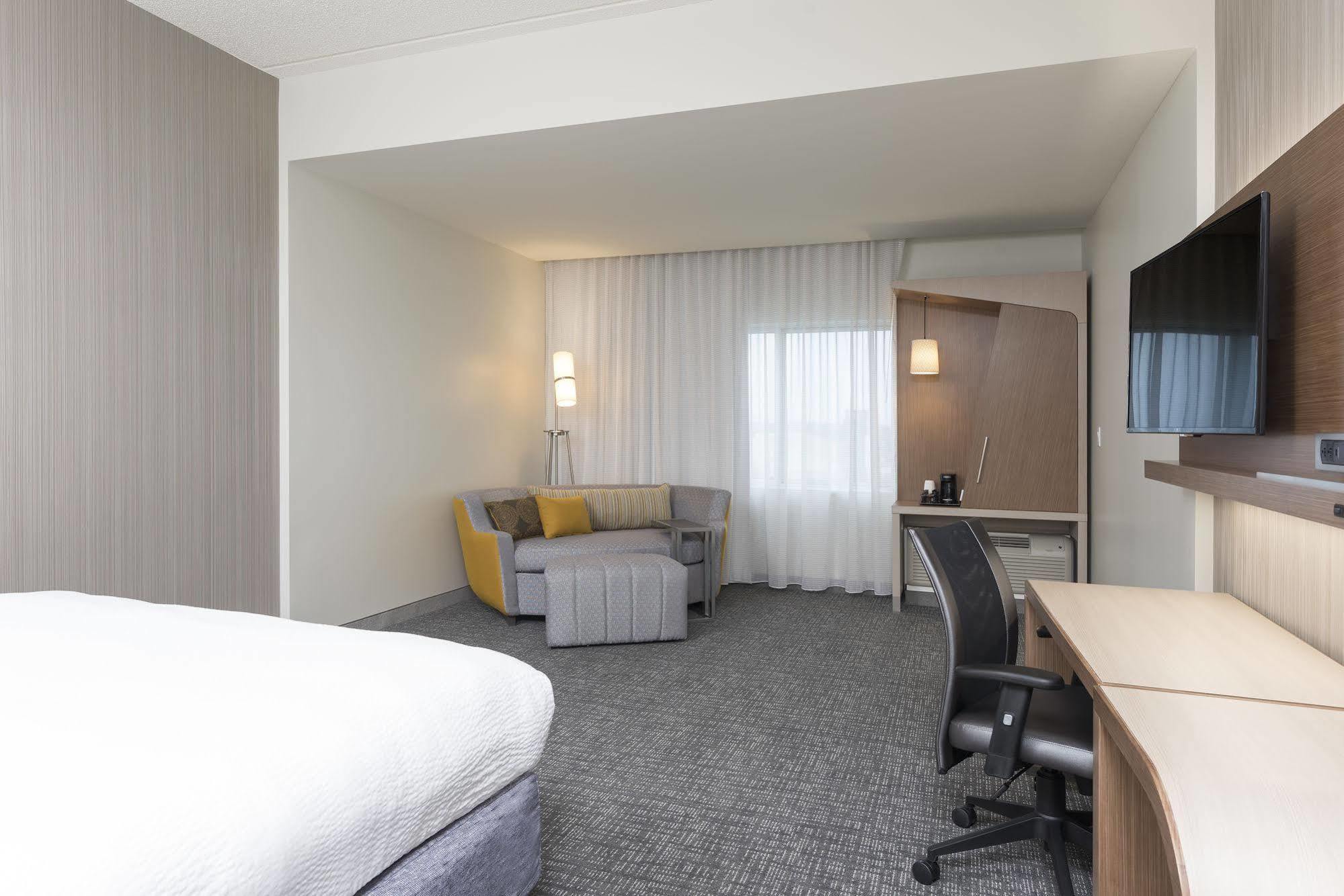 Courtyard By Marriott Mt. Pleasant At Central Michigan University Mount Pleasant Eksteriør billede